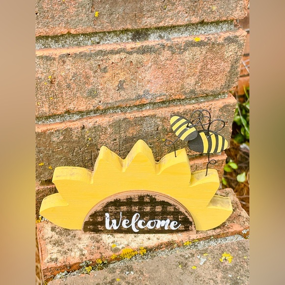 *Distressed Wooden “Welcome” Sunflower Shelf Sitter with Bees - Picture 6 of 13